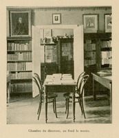 Ilustracja czarno-biała przedstawia gabinet dyrektora muzeum medycznego z czasów kierownictwa Władysława Szumowskiego. Na pierwszym planie stół z fotelami po obu stronach. Na drugim planie szafy z książkami.