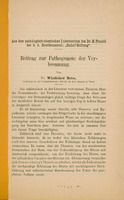 Skan zawiera pierwszą stronę artykułu „Beitrag zur Pathogenese der Verbrennung” opublikowaną w czasopiśmie Archiv für Dermatologie und Syphilis w 1893 r. Na górze strony napis: Aus dem pathologisch-chemischen Laboratorium des Dr. E. Freund der k.k. Krankenanstal: „Rudolf-Stiftung”. Poniżej tytuł dużą czcionką: „Beitrag zur Pathogenese der Verbrennung” oraz autor Dr. Wladislaw Reiss. Małą czcionką: Hospitant an der dermatologischen Klinik des Prof. Kaposi in Wien. 
Poniżej zaczyna się główny tekst artykułu o patogenezie urazów oparzeniowych.