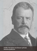 Czarno-biała fotografia portretowa mężczyzny z wąsami i brodą, ubranego elegancko.  Na dole zdjęcia podpis Źródło: Narodowe Archiwum Cyfrowe oraz Domena publiczna. 