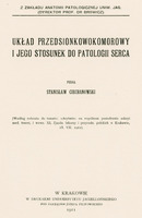 Strona tytułowa publikacji naukowej, utrzymana w minimalistycznym, czarno-białym stylu typograficznym. Tło jest jednolicie białe, bez ilustracji, ramek ani ozdobników. Wszystkie napisy są wyśrodkowane, zapisane dużymi literami, czcionką szeryfową, o różnej wielkości i pogrubieniu, co podkreśla hierarchię informacji.
Na samej górze, mniejszą czcionką, znajduje się informacja o instytucji:
„Z Zakładu Anatomii Patologicznej Uniw. Jag. (Dyrektor Prof. Dr Browicz).”
Poniżej, większą czcionką, tytuł pracy naukowej:
„UKŁAD PRZEDSIONKOWOKOMOROWY I JEGO STOSUNEK DO PATOLOGII SERCA”.
Pod tytułem, mniejszą czcionką, informacja o autorze:
„Podał Stanisław Ciechanowski”
Jeszcze niżej, w nawiasie, znajduje się informacja o okolicznościach powstania pracy:
„Według referatu do tematu: »Arytmia« na wspólnem posiedzeniu sekcyi med. teoret. i wewn. XI. Zjazdu lekarzy i przyrodn. polskich w Krakowie, 18, VII. 1911.”
Na dole strony, mniejszą czcionką, umieszczono dane wydawnicze:
„W Krakowie
W Drukarni Uniwersytetu Jagiellońskiego
Pod zarządem Józefa Filipowskiego
1911”
Brak elementów graficznych, ilustracji, ramek czy logotypów. Całość jest czytelna, kontrastowa, zgodna z zasadami dostępności – tekst jest wyraźny, nieprzesłonięty, a układ logiczny i przejrzysty.

