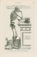 Ilustracja to XVI-wieczna grafika przedstawiająca ludzki szkielet pochylony nad pulpitem - rękę trzyma na leżącej na blacie czaszce.