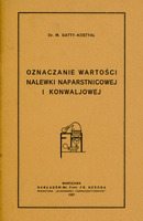 Skan przedstawia stronę tytułową pracy Marka Gatty-Kostyal’a w języku polskim. U góry znajduje się imię i nazwisko autora, poniżej tytuł „OZNACZANIE WARTOŚCI NALEWKI NAPRASTNICOWEJ I KONWALJOWEJ”. Niżej jest ilustracja przedstawiająca schemat aparatury laboratoryjnej. Na górze znajduje się okrągłe naczynie wypełnione cieczą z którego wychodzi przechylona w lewy bok szyjka zakończona mniejszym naczyniem Pod tym jest naczynie, z którego wydobywa się płomień. Wszystko połączone jest rurkami i znajduje się na poziomej powierzchni. Rysunek jest schematyczny, wykonany prostą kreską, bez kolorów ani szczegółów tła. Na dole znajduje się informacja wydawnicza: „WARSZAWA, Nakładem Mr. Farm. FR. HERODA, REDAKTORA „WIADOMOŚCI FARMACEUTYCZNYCH” 1927”. Całość jest otoczona cienką, czarną ramką. 