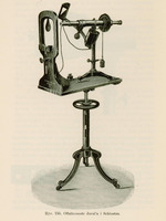 Skan ryciny technicznej obrazuje wolnostojący instrument optyczno-mechaniczny na trójnogu, z centralnym słupem, stołem oraz poziomym mechanizmem optycznym. Na słupie widoczne jest duże pokrętło służące do regulacji wysokości. Na blacie u góry stoi instrument, którego główną część stanowi pozioma belka z tubusem optycznym, przez który lekarz badał rogówkę pacjenta. Urządzenie, tzw. oftalmometr używane było w okulistyce do pomiaru krzywizny rogówki i astygmatyzmu oka.