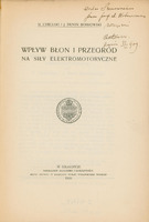 Strona tytułowa publikacji naukowej autorstwa N. Cybulskiego i J. Dunin Borkowskiego pt. „Wpływ błon i przegród na siły elektromotoryczne”. Wydana w Krakowie nakładem Akademii Umiejętności w 1909 roku. Skład główny odbył się w Księgarni Spółki Wydawniczej Polskiej. Na środku strony widnieje okrągła pieczęć z herbem Akademii Umiejętności „Academia Litterarum Cracoviensis”. W prawym górnym rogu znajduje się odręczna dedykacja napisana czarnym atramentem: „Wielce Szanownemu Panu prof. A.  ………….  Wdzięczni Autorowie. Kraków 22/06 909”.