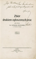 Ilustracja czarno-biała przedstawia stronę tytułową dzieła pod tytułem „Zbiór drukiem ogłoszonych prac radcy dworu dr. Ludwika Rydygiera, zw. Profesora Chirurgii” wydanego we Lwowie w 1912. U góry odręczna dedykacja „Jego Ekscelencji Doktorowi …  jako mały znak wysokiego szacunku ofiaruje Autor”. 