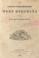 Czarno -biała strona tytułowa "O użyciu lekarskiem wody morskiej", Kraków 1840. Pośrodku czarno-biała ilustracja przedstawiająca zwój dokumentów oraz książki nad nimi w owalnym naczyniu wąż Eskulapa? Po prawej stronie podłużna pieczęć Biblioteki Towarzystwa Lekarskiego w Krakowie