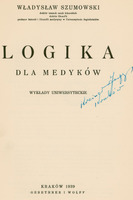 Ilustracja czarno-biała przedstawia stronę tytułową publikacji prof. Szumowskiego pod tytułem „Logika do medyków”. W środku strony odręczny podpis właściciela.