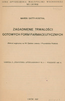 Skan przedstawia stronę tytułową pracy w języku polskim autorstwa Marka Gatty-Kostyal’a. Dokument ma układ pionowy. Papier ma kolor żółtawobiały. U góry widnieje nazwa instytucji sprawczej: „IZBA APTEKARSKA MAŁOPOLSKI WSCHODNIEJ WE LWOWIE”, poniżej imię i nazwisko autora oraz tytuł pracy: „MAREK GATTY-KOSTYAL”, „ZAGADNIENIE TRWAŁOŚCI GOTOWYCH FORM FARMACEUTYCZNYCH”. Pod tytułem, w nawiasie, znajduję się informacja: „Referat wygłoszony na  XV Zjeździe Lekarzy i Przyrodników Polskich”. Na środku dokumentu widnieje informacja, że jest to „ODBITKA Z „CZASOPISMA APTEKARSKIEGO” Nr 9 – WRZESIEŃ 1937 R.”. Na dole strony znajduje się miejsce i rok wydania: „LWÓW 1937”.
