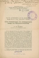 Ilustracja czarno-biała przedstawia stronę tytułową dzieła Leona Wachholza "Ueber Veranderungen der Athmungsorgane infolge von Carbolsaurevergiftung". W górnej części strony dedykacja „Jaśnie Wielmożnemu Panu profesorowi doktorowi P. Pieniążkowi z czcią i głębokim uszanowaniem wdzięczny uczeń Wachholz.
