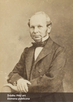 Fotografia portretowa w sepii mężczyzny ubranego elegancko,  Na dole zdjęcia podpis Źródło: PAU art oraz Domena publiczna. 