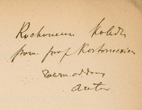 Odręcznie napisana czarnym atramentem dedykacja „Kochanemu (…) prof. Kostaneckiemu zawsze oddany autor”. Papier jest lekko pożółkły, co wskazuje na wiekową publikację