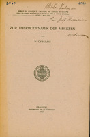 Strona tytułowa publikacji naukowej w języku niemieckim autorstwa N. Cybulskiego (Napoleona Cybulskiego), profesora Uniwersytetu Jagiellońskiego. Tytuł dzieła to: „Zur Thermodynamik der Muskeln”, co oznacza: „O termodynamice mięśni”. Na górze strony znajduje się informacja o źródle publikacji: „Extrait du Bulletin de l’Académie des Sciences de Cracovie – Classe des Sciences Mathématiques et Naturelles. Série B: Sciences Naturelles. Avril – Mai 1916”, czyli: Wyciąg z Biuletynu Akademii Umiejętności w Krakowie – Klasa Nauk Matematyczno-Przyrodniczych. Seria B: Nauki Przyrodnicze. Kwiecień–maj 1916.
Strona zawiera napisaną czarnym atramentem odręczną dedykację „Wielce Kochanemu Panu Prof. Maziarzowi, autor” oraz numerację archiwalną „3060” zapisaną dwukrotnie odręcznie niebieskim atramentem, w lewym górnym i prawym górnym rogu strony.
Na środku widoczna jest okrągła pieczęć Academia Litterarum Cracoviensis z herbem.
Na dole strony podano miejsce i rok wydania: Cracovie – Imprimerie de l’Université – 1916 (Kraków – Drukarnia Uniwersytecka – 1916).
Papier ma pożółkły odcień, wskazujący na wiek dokumentu.