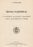 Strona tytułowa publikacji naukowej, utrzymana w minimalistycznym, czarno-białym stylu typograficznym. Tło jest jednolicie białe, bez ilustracji, ramek. Wszystkie napisy są wyśrodkowane, zapisane czcionką szeryfową, o różnej wielkości i pogrubieniu, co podkreśla hierarchię informacji.
Na samej górze, mniejszą czcionką, znajduje się informacja o autorze:
„S. Ciechanowski.”
Poniżej, większą czcionką, tytuł pracy naukowej: „Sprawy wydzielnicze w komórkach pierwotnych gruczolaków i raków gruczolakowych wątroby.”.
Pod tytułem centralnie na stronie widnieje okrągła pieczęć z herbem Akademii Umiejętności „Academia Litterarum Cracoviensis”. 
Na dole strony, mniejszą czcionką, umieszczono dane wydawnicze:
„Kraków. Nakładem Akademii Umiejętności. Skład Główny w Księgarni Spółki Wydawniczej Polskiej. 1900.”

