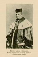 Ilustracja czarno-biała przedstawiająca mężczyznę w płaszczu z gronostajów, z ozdobnym łańcuchem, w birecie na głowie, patrzącego  w lewo. Podpisana Dietl w stroju rektorskim.