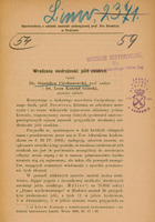 Stronę tytułową artykułu medycznego w języku polskim pt. „Wrodzona niedrożność jelit cienkich”, autorstwa dr. Stanisława Ciechanowskiego i dr. Leona Konrada Glińskiego, asystentów Zakładu Anatomii Patologicznej prof. dra Browicza w Krakowie. Dokument pochodzi z 1903 roku i zawiera opis czterech przypadków wrodzonej niedrożności jelit cienkich.
Autorzy, korzystając z materiałów udostępnionych przez prof. Browicza, przedstawiają obserwacje kliniczne i anatomopatologiczne, które zaprezentowali 22 kwietnia 1903 roku w Towarzystwie Lekarskim Krakowskim. Podkreślają rzadkość występowania tej wady wrodzonej w porównaniu do zarośnięcia odbytu oraz niewielką liczbę publikacji na ten temat w polskim piśmiennictwie. W tekście przytoczono dane statystyczne z prac innych autorów, m.in. Müllera, który na 75 000 sekcji znalazł 36 przypadków niedrożności jelit, z czego większość dotyczyła jelita biodrowego, dwunastnicy i jelita czczego.
Na górze strony została wpisana odręcznie niebieską kredką numeracja biblioteczna „L. inw. 2371”. Liczba „2371” została odręcznie przekreślona czarną kredką. Poniżej po stronie lewej znajduje się wpisana czarnym atramentem liczba „54” odręcznie podkreślona niepełnym łukiem, a po prawej stronie ręcznie wpisana czarną kredką liczba „59”. Poniżej liczby „59”, zachodząc na dwa ostatnie wyrazy tytułu, postawiony został fioletowy odcisk pieczęci „Muzeum Historyczne dla Wydziału lekarskiego Uniw. Jag.” i dalej pod spodem po prawej stronie kartki - odcisk pieczęci „Zakład Historji Medycyny Un. Jag. w Krakowie” z herbem z koroną.
Papier ma pożółkły odcień, wskazujący na wiek dokumentu.


