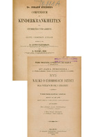 Obraz przedstawia stronę tytułową książki w języku niemieckim. Na górze widnieje tytuł „Dr. Johann Steiner’s Compendium der Kinderkrankheiten für Studirende und Aerzte”, Poniżej znajduje się informacja o wydaniu: „Dritte vermehrte Auflage” opracowane przez: Dr. Ludwig Fleischmann i Dr. Maximil. Herz. Na dole strony podana jest miejscowość i rok wydania: „Leipzig, Verlag von F. C. W. Vogel” 1878.

Skan przedstawia stronę tytułową polskiego przekładu podręcznika pediatrii Johanna Steinera. U góry nagłówek: Wydanie Stowarzyszenia do Wydawnictwa Dzieł Lekarskich w Krakowie”; poniżej imię i nazwisko autora: Dr Jana Steinera, „c. k. Profesora pedyjatryi i Lekarza ordynującego w szpitalu dla dzieci praskim”.
W centrum dużą czcionką tytuł: „Rys nauki o chorobach dzieci dla uczących się i lekarzy”. Następnie informacja, że jest to tłumaczenie z drugiego wydania „poprawionego i pomnożonego”, przełożone na język polski przez grono lekarzy Uniwersytetu Jagiellońskiego pod kierunkiem Dra Macieja Leona Jakubowskiego (profesora pediatrii) i Dra Józefa Oettingera (profesora historii medycyny).
Na dole: miejsce wydania — Kraków, w Drukarni Uniwersytetu Jagiellońskiego, pod zarządem I. Stelcla, rok 1877.