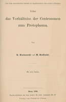 Ilustracja czarno-biała przedstawia stronę tytułową dzieła Kostaneckiego i Siedleckiego Ueber das Verhältniss der Centrosomen zum Protoplasma z 1896 roku. 