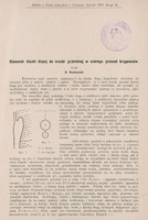 Ilustracja czarno-biała przedstawia fragment tekstu i tytuł dzieła prof. Kostaneckiego Stosunek kiszki ślepej do krezki grzbietnej w szeregu gromad kręgowców. Po środku tekstu z lewej strony znajdują się dwa rysunki. Pierwszy przedstawia nieregularny kształt od którego z prawej strony wychodzą prostopadłe przerywane linie, druga większy okrąg położony nad mniejszym, połączone przerywanymi liniami. U góry pieczęć Zakład Histologiczny Uniwersytetu Jagiellońskiego. 