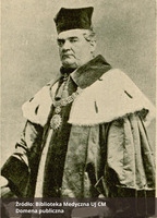Ilustracja czarno-biała przedstawiająca mężczyznę w płaszczu z gronostajów, z ozdobnym łańcuchem, w birecie na głowie, patrzącego  w lewo. Na dole fotografii napisane Źródło: Biblioteka Medyczna UJ CM oraz Domena publiczna. 