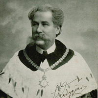 Fotografia czarno-biała przedstawiająca portret mężczyzny z wąsami, ubranego w togę oraz futro gronostajowe i łańcuch. Na dole zdjęcia napis "Źródło: Biblioteka Medyczna UJ CM oraz Domena publiczna".