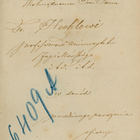 Strona zawiera odręczną dedykację w języku polskim, napisaną na wklejce broszury z 1844 roku: „Skutki ciśnienia powietrza pod względem fizyologicznym i patologicznym.” odręcznym, ozdobnym, kursywowym pismem: „Wielmożnemu Jmci Panu Fr. Hechlowi profesorowi Uniwersytetu
Jagiellońskiego itd. itd. w dowód prawdziwego poważania ofiaruje Autor”. Całość dedykacji zapisana została piórem, czarnym atramentem, ale z powodu starzenia się nieco wyblakłym. Podpis „Autor” został zapisany w sposób ozdobny. Na górze i dole strony widoczny jest różowy odcisk pieczątki: „BIBLIOTEKA Towarzystwa lekarskiego W KRAKOWIE.” Na środku, niebieską kredką, odręcznie zapisano numer: „6409 A” (pochyły układ tekstu przechodzi przez fragment dedykacji). Papier jest w kolorze kremowym, z lekkimi śladami starzenia w postaci niewielkich zażółceń i plam.
