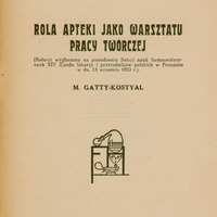 Skan przedstawia stronę tytułową pracy Marka Gatty-Kostyal’a w języku polskim. U góry znajduje się informacja: „ODBITKA z 'WIADOMOŚCI FARMACEUTYCZNYCH', ROCZNIK 60, NR. 40 (1698), 1 PAŹDZIERNIKA 1933 R.”. Poniżej tytuł referatu: „ROLA APTEKI JAKO WARSZTATU PRACY TWÓRCZEJ”, z dopiskiem w nawiasie, że był to: „Referat wygłoszony na posiedzeniu Sekcji Nauk Farmaceutycznych XIV Zjazdu Lekarzy i Przyrodników Polskich w Poznaniu, w dniu 13 września 1933 roku.” Poniżej znajduję się inicjał imienia oraz nazwisko autora: „M. GATTY-KOSTYAL” oraz ilustracja przedstawiająca schemat aparatury laboratoryjnej. Na górze znajduje się okrągłe naczynie wypełnione cieczą z którego wychodzi przechylona w lewy bok szyjka zakończona mniejszym naczyniem Pod tym jest naczynie, z którego wydobywa się płomień. Wszystko połączone jest rurkami i znajduje się na poziomej powierzchni. Rysunek jest schematyczny, wykonany prostą kreską, bez kolorów ani szczegółów tła. Na dole znajduje się informacja wydawnicza: „Nr. 318, WARSZAWA 1933, Nakładem Mag. Farm. Fr. Heroda, red. i wyd. 'Wiad. Farm.'”.