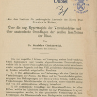 Strona tytułowa artykułu naukowego w języku niemieckim z czasopisma „Centralblatt für Chirurgie” z roku 1896, numer 32. Tytuł artykułu brzmi:
„Über die sog. Hypertrophie der Vorsteherdrüse und über anatomische Grundlagen der senilen Insufficienz der Blase” („O tzw. przeroście gruczołu krokowego i o anatomicznym podłożu starczej niewydolności pęcherza moczowego”). Autorem jest Dr. Stanisław Ciechanowski, asystent w Instytucie Anatomii Patologicznej prof. Browicza w Krakowie.
Treść dokumentu zawiera wstęp do badań prowadzonych przez autora, w których przedstawia wyniki dotyczące zmian anatomicznych związanych z niewydolnością pęcherza moczowego u osób starszych. Autor polemizuje z poglądami szkoły Guyona, wskazując, że arterioskleroza nie jest bezpośrednią przyczyną zmian w nerkach, pęcherzu i gruczole krokowym. Zamiast tego podkreśla znaczenie zmian ilościowych w stosunku mięśnia pęcherza do tkanki łącznej, które nasilają się z wiekiem i pod wpływem przeszkód w odpływie moczu oraz przewlekłych stanów zapalnych.
Na górze po lewej stronie została wpisana odręcznie czarnym atramentem liczba „54”, odręcznie podkreślona niepełnym łukiem, a po prawej stronie dedykacja „Jaśnie wielmożnemu Panu Prof. Dr. Maciejowi Jakubowskiemu w dowód głębokiej czci składa autor”. Poniżej znajduje się odcisk granatowej pieczątki „Dublet”, poniżej niej ręcznie wpisana czarną kredką liczba „31”, a po ich prawej stronie – niebieski odcisk pieczęci „Zakład Historji Medycyny Un. Jag. w Krakowie” z herbem z koroną. Na dole strony centralnie został zapisany niebieskim atramentem numer biblioteczny „Z-142777”.
Strona ma ślad zalania wodą w postaci wąskiej, falistej plany na górnym brzegu kartki schodzącej łukowato w dół wzdłuż prawego jej brzegu.

