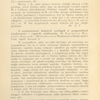 Czarno-biała fotografia pochodzi ze zbiorów Narodowego Archiwum Cyfrowego, ukazuje dzieci szkolne z lat 1920–1930. Zdjęcie wykonano na szerokim, trawiastym placu przed długim budynkiem w stylu szkolnym z wieloma oknami i dwuspadowym dachem. Budynek przypomina dawną szkołę lub placówkę edukacyjną. W centrum znajduje się kilkanaścioro dzieci (głównie dziewczynek), ubra¬nych w jasne, proste sukienki z krótkimi rękawami. Fryzury dzieci są jednolite: krótkie, równo ścięte włosy. Część dzieci stoi, część siedzi albo klęczy na trawie, kilkoro bawi się na drewnianej huśtawce. Po prawej dzieci są ujęte w ruchu na huśtawce lub trampolinie, jakby w trakcie skoku. Po prawej kilkoro dzieci siedzi obok drewnianego urządzenia zabawowego. Na dalszym planie widać inne dzieci spacerujące, być może pod opieką dorosłych. Scena oddaje atmosferę wspólnotowej, radosnej zabawy, typową dla zorganizowanych zajęć lub kolonii letnich.
