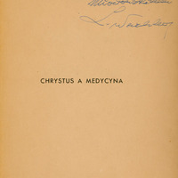 Strona przedtytułowa dzieła Leona Wachholza: „Chrystus a medycyna”. U góry strony dedykacja „Kochanemy szanownemu byłemu uczniowi…???