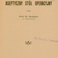 Ilustracja czarno-biała przedstawia stronę tytułową dzieła prof. Rydygiera pod tytułem Aseptyczny stół operacyjny. z 1898 roku. Na dole strony pieczątka „Dar prof. dr. J Zubrzyckiego”.