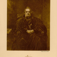 Ilustracja w odcieniach szarości i czerni przedstawia mężczyznę siedzącego na krześle, ubranego w togę, ze złożonymi rękami.