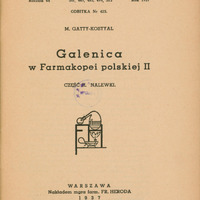 Skan przedstawia stronę tytułową pracy Marka Gatty-Kostyal’a w języku polskim. U góry znajdują się informacje o źródle: Wiadomości Farmaceutyczne, Rocznik 64, strony: 469, 485, 499, 513
Odbitka numer: 425. Poniżej imię i nazwisko autora oraz tytuł „Galenica w Farmakopei Polskiej II. CZĘŚĆ II. NALEWKI”. Niżej jest ilustracja przedstawiająca schemat aparatury laboratoryjnej. Na górze znajduje się okrągłe naczynie wypełnione cieczą z którego wychodzi przechylona w lewy bok szyjka zakończona mniejszym naczyniem Pod tym jest naczynie, z którego wydobywa się płomień. Wszystko połączone jest rurkami i znajduje się na poziomej powierzchni. Rysunek jest schematyczny, wykonany prostą kreską, bez kolorów ani szczegółów tła. Na dole znajduje się informacja wydawnicza: „WARSZAWA, Nakładem mgra farm. FR. HERODA, 1937”.
