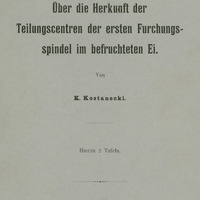 Ilustracja niebiesko-czarna przedstawia stronę tytułową dzieła prof. Kostaneckiego Über die Herkunft der Teilungscentren der ersten Furchungsspindel im befruchteten Ei z 1906 roku.