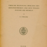Strona tytułowa naukowej publikacji w języku niemieckim. W górnej części po stronie lewej znajdują się archiwalne oznaczenia katalogowe (czarnym atramentem odręcznie napisana i przekreślona liczba „4459” i pod nią niebieskim atramentem liczba „562”). Po stronie prawej widoczna jest odręczna dedykacja napisana czarnym atramentem „Imć Panu Prof. Kostaneckiemu z prośbą o przyjęcie, autor”. Tytuł dokumentu brzmi: „Über die Beziehung zwischen den Aktionsströmen und dem tätigen Zustand der Muskeln”, co tłumaczy się jako: „O związku pomiędzy prądami czynnościowymi a czynnym stanem mięśni”. Autor: N. Cybulski (Napoleon Cybulski).
Dalej znajduje się informacja o źródle publikacji: „Extrait du Bulletin de l’Académie des Sciences de Cracovie – Classe des Sciences Mathématiques et Naturelles. Série B: Sciences Naturelles. Mars 1910”, czyli: „Wyciąg z Biuletynu Akademii Umiejętności w Krakowie – Wydział Nauk Matematyczno-Przyrodniczych. Seria B: Nauki Przyrodnicze. Marzec 1910”.
Centralnie na środku strony umieszczone zostało godło – okrągła pieczęć z herbem Akademii Umiejętności w Krakowie z napisem „Academia Litterarum Cracoviensis”.
Na dole strony znajduje się miejsce i data druku: „Cracovie – Imprimerie de l’Université – 1910” (tłum. „Kraków – Drukarnia Uniwersytecka – 1910”).
Papier ma pożółkły odcień, wskazujący na wiek dokumentu.
