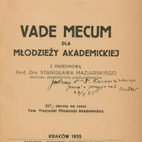 Skan przedstawia stronę tytułową pracy w języku polskim autorstwa Jana A. Reguły. U góry jest imię i nazwisko autora, poniżej tytuł „VADE MECUM DLA MŁODŻIEŻY AKADEMICKIEJ” oraz informacja, że praca zawiera przedmowę Rektora UJ Stanisława Maziarskiego. Poniżej odręcznie zapisana dedykacja od autora. Niżej informacja, że 20% obrotu przekazane na Tow. Przyjaciół Młodzieży Akademickiej oraz informacje wydawnicze: „KRAKÓW 1935, NAKŁADEM: PODRĘCZNEJ BIBJOTEKI PRAWNIKA , SKŁAD GŁÓWNY: UDZIAŁOWA SPÓŁKA WYDAWNICZA”. 