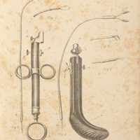 Skan przedstawia siedem monochromatycznych ilustracji przedstawiających przyrządy laryngologiczne. Dwie największe ilustracje to „rączka trójpierścieniowa Störka” (narzędzie przypominające dużą strzykawkę z dwoma pierścieniami na środku i trzecim na końcu. Kształtem przypomina strzykawkę) i „rączka Schrötterowska” (grube, zakrzywione narzędzie, kształtem przypominające banana). Pozostałe, mniejsze ilustracje to końcówki, które mogą być przymocowane do rączek. Ich zakończenia przypominają rurki, nożyki, szczypce i pęsetę. 