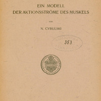 Strona tytułowa niemieckojęzycznej publikacji naukowej autorstwa N. Cybulskiego (Napoleona Cybulskiego). Tytuł publikacji brzmi: „Ein Modell der Aktionsströme des Muskels”, co tłumaczy się jako: „Model prądów czynnościowych mięśnia”. Na górze strony widnieje informacja o źródle publikacji:
„Extrait du Bulletin de l’Académie des Sciences de Cracovie – Classe des Sciences Mathématiques et Naturelles. Série B: Sciences Naturelles. Décembre 1912”, czyli: Wyciąg z Biuletynu Akademii Umiejętności w Krakowie – Klasa Nauk Matematyczno-Przyrodniczych. Seria B: Nauki Przyrodnicze. Grudzień 1912.
Na stronie znajduje się biblioteczna pieczęć owalna z napisem: „BIBLIOTEKA […]” oraz oznaczenie numeracyjne „353” wpisane dwukrotnie — ręcznie w pieczęci oraz w górnej części strony (poniżej informacji o źródle publikacji.
Centalnie na środku strony widoczna jest okrągła pieczęć Academia Litterarum Cracoviensis z herbem.
Na dole strony podano miejsce i datę wydania: Cracovie – Imprimerie de l’Université – 1913 (Kraków – Drukarnia Uniwersytecka – 1913).
Papier ma pożółkły odcień, wskazujący na wiek dokumentu.