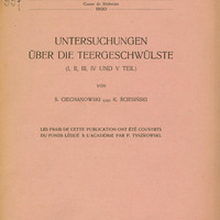 Strona tytułowa publikacji naukowej w języku niemieckim z 1930 roku. U góry znajduje się ręczna dedykacja po polsku, skierowana do rektora, z podpisem jednego z autorów, K. Ściesińskiego „Wielce Szanownemu Panu Rektorowi Prof. Drowi Stanisławowi Maziarskiemu z uprzejmą prośbą o łaskawe przyjęcie K. Ściesiński”. Pod nią widnieje napis: „Extrait du Bulletin de l’Académie Polonaise des Sciences et des Lettres, Classe de Médecine, 1930.” Po lewej stronie tego tekstu znajduje się zapisana atramentem liczba 997. Tytuł pracy brzmi: „UNTERSUCHUNGEN ÜBER DIE TEERGESCHWÜLSTE (I, II, III, IV UND V TEIL)” („Badania nad nowotworami smołowymi”). Autorzy: S. Ciechanowski und K. Ściesiński. Niżej znajduje się informacja po francusku o sfinansowaniu publikacji ze środków funduszu P. Tyszkowskiego. Na dole strony widnieje miejsce i rok wydania: „Cracovie, Imprimerie de l’Université, 1930.”
Papier ma dookoła strony pożółkły odcień, wskazujący na wiek dokumentu.