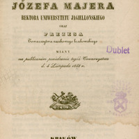 Strona tytułowa broszury wydrukowanej w 1848 roku w Krakowie. Główny tytuł zapisany ozdobną czcionką: „Głos Józefa Majera, Rektora Uniwersytetu Jagiellońskiego oraz Prezesa Towarzystwa naukowego krakowskiego, miany na publicznem posiedzeniu tegóż Towarzystwa d. 4 Listopada 1848 r.” Na górze strony odręczny lekko zamazany numer: „220” zapisany niebieskim atramentem oraz „17” po prawej stronie zapisany ołówkiem. Po prawej stronie fioletowy odcisk pieczątki: „Dublet”. Poniżej widoczny fioletowy lekko zamazany odcisk okrągłej pieczęci Zakładu Historii Medycyny UJ z koroną i herbem. Poniżej, centralnie: mała grafika alegoryczna – gałązka dębu leżąca na tlącym się kaganku stojącym na rozwiniętych trzech arkuszach papirusu leżących na książce. Pod ilustracją dane wydawnicze:
„Kraków, w Drukarni Uniwersyteckiej, 1848.” Na samym dole widoczna jest niewyraźna, odbita liczba zapisana na karcie tytułowej odwrotnej piórem, niebieskim atramentem. Strona ma ślad zalania wodą w górnej i środkowej części, w postaci szerokiej, falistej plamy.