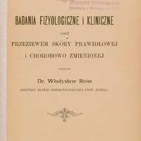 Obraz przedstawia stronę tytułową rozprawy habilitacyjnej dra Władysława Reissa.
U góry nagłówek:
Z zakładu fizjologicznego Prof. Cybulskiego i z kliniki dermatologicznej Prof. Rosnera w Krakowie. Poniżej tytuł główny (dużymi literami): Badania fizyologiczne i kliniczne nad przeziewem skóry prawidłowej i chorobowo zmienionej.
Mniejszym drukiem: Napisał Dr. Władysław Reiss Asystent Kliniki Dermatologicznej Uniw. Jagiell. Poniżej miejsce i rok wydania:
„Kraków. Nakładem autora.
Czcionkami drukarni Aleksandra Słomskiego.
1896.” Na samej górze, odręcznie napisana dedykacja piórem w języku polskim:
J. Wielmożnemu P. Prof. Pareńskiemu, Z wyrazami głębokiego poważania – Autor.