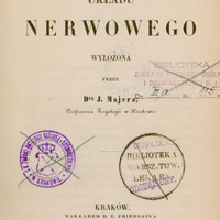 Strona tytułowa książki w języku polskim z 1854 roku. Tytuł jest umieszczony centralnie, napisany dużą pogrubioną czcionką: „Fizjologija układu nerwowego” z dopiskiem mniejszą czcionką: „Wyłożona przez Dra J. Majera, Professora Fizyologii w Krakowie.” Na górze strony znajdują się dwie odręczne notatki: pierwsza, po lewej stronie o treści „L. J. 646.” jest przekreślona, po prawej stronie druga o treści „Nr. J. III.A.115.”. Centralnie na górze strony znajduje się niebieski odcisk pieczęci Zakładu Patologii Ogólnej i Eksper.  UJ z częściowo zasłoniętym adresem i numerem telefonu przez drugą, powyżej wspomnianą, odręczną notatkę. Na dole strony znajdują się dane wydawnicze: „Kraków, Nakładem D. E. Friedleina.” „Warszawa, Nakładem R. Friedleina.” „1854.” Powyżej danych wydawniczych, centralnie po prawej stronie informacji o autorze widać odręcznie przekreśloną fioletową podłużną pieczęć: „Biblioteka Zakładu Patologii Ogólnej i Doświadczalnej U. J. Dz. IIIa Nr 115” . Numery „IIIa” i „115.” zapisane zostały odręcznie niebieskim atramentem.
Poniżej widać dwie odręcznie przekreślone pieczęcie biblioteczne: po lewej stronie w kolorze fioletowym CK Zakładu Patologii Ogólnej i Doświadczalnej w Krakowie z koroną i herbem, a po prawej stronie w kolorze czarnym Biblioteki Warsz. Tow. Lekars., na której znajdują się dwa fioletowe odciski pieczątek „Duplikat” i „Odstąpiony”. Tło strony jest kremowe, bez ilustracji.