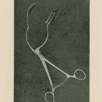 Ilustracja przedstawia pojedyncze metalowe narzędzie chirurgiczne o charakterze kleszczy. Ma długie ramiona zakończone okrągłymi uchwytami oraz szerokie, zakrzywione końcówki robocze przeznaczone do podtrzymywania lub rozszerzania tkanek. Obiekt ukazano na ciemnym, jednolitym tle.