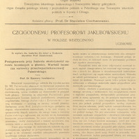 Na zdjęciu widać skan strony tytułowej czasopisma „Przegląd Lekarski” z 29 lutego 1908 roku, nr 9. U góry znajduje się nagłówek dużą czcionką: „PRZEGLĄD LEKARSKI”.
Pod spodem dopisek: „Organ urzędowy Towarzystwa lekarskiego krakowskiego i Towarzystwa lekarzy galicyjskich…”, wskazujący na zasięg i odbiorców pisma.
Niżej informacja o redaktorze głównym: Prof. dr Stanisław Ciechanowski.
Pośrodku, dużą czcionką, znajduje się tytuł: „Czcigodnemu Profesorowi Jakubowskiemu w hołdzie wdzięczności”, a poniżej dopisek: Uczniowie. 
W dolnej części strony zaczyna się tekst artykułu: „Postępowanie przy badaniu skuteczności surowic leczniczych w płonicy…”, sygnowany jako praca Prof. dr Ksawerego Lewkowicza ze szpitala św. Ludwika…, dyrektor prof. Jakubowski.

