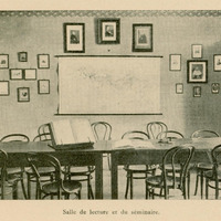 Ilustracja czarno-biała przedstawia salę seminaryjno-czytelnianą w Zakładzie Historii Medycyny z czasów kierownictwa Władysława Szumowskiego. Na pierwszym planie stół z fotelami po obu stronach. Na drugim portrety i ilustracje na ścianach.