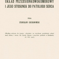 Strona tytułowa publikacji naukowej, utrzymana w minimalistycznym, czarno-białym stylu typograficznym. Tło jest jednolicie białe, bez ilustracji, ramek ani ozdobników. Wszystkie napisy są wyśrodkowane, zapisane dużymi literami, czcionką szeryfową, o różnej wielkości i pogrubieniu, co podkreśla hierarchię informacji.
Na samej górze, mniejszą czcionką, znajduje się informacja o instytucji:
„Z Zakładu Anatomii Patologicznej Uniw. Jag. (Dyrektor Prof. Dr Browicz).”
Poniżej, większą czcionką, tytuł pracy naukowej:
„UKŁAD PRZEDSIONKOWOKOMOROWY I JEGO STOSUNEK DO PATOLOGII SERCA”.
Pod tytułem, mniejszą czcionką, informacja o autorze:
„Podał Stanisław Ciechanowski”
Jeszcze niżej, w nawiasie, znajduje się informacja o okolicznościach powstania pracy:
„Według referatu do tematu: »Arytmia« na wspólnem posiedzeniu sekcyi med. teoret. i wewn. XI. Zjazdu lekarzy i przyrodn. polskich w Krakowie, 18, VII. 1911.”
Na dole strony, mniejszą czcionką, umieszczono dane wydawnicze:
„W Krakowie
W Drukarni Uniwersytetu Jagiellońskiego
Pod zarządem Józefa Filipowskiego
1911”
Brak elementów graficznych, ilustracji, ramek czy logotypów. Całość jest czytelna, kontrastowa, zgodna z zasadami dostępności – tekst jest wyraźny, nieprzesłonięty, a układ logiczny i przejrzysty.