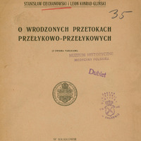 Skan przedstawia stronę tytułową starej publikacji naukowej w języku polskim. Papier ma żółtawy, postarzały kolor.
Na górze strony widnieje odręczna dedykacja napisana czarnym atramentem: „Jaśnie Wielmożny Pan … Prof. Dr. M. L. Jakubowski”. Po lewej stronie w rogu znajduje się duża liczba „54” napisana ręcznie ciemnym atramentem, a po prawej stronie widoczna jest liczba „35” zapisana niebieską kredką.
Autorzy i tytuł publikacji zapisany został dużą drukowaną czcionką:
„STANISŁAW CIECHANOWSKI i LEON KONRAD GLIŃSKI”
„O WRODZONYCH PRZETOKACH PRZEŁYKOWO-PRZEŁYKOWYCH
(Z DWIEMA TABLICAMI).”
Nazwisko „Ciechanowski” zostało podkreślone czerwonym ołówkiem.
Poniżej, po prawej stronie, znajduje się podłużna fioletowa pieczęć: „MUZEUM HISTORYCZNE MEDYCYNY POLSKIEJ” oraz mniejszy, skośny stempel „Dublet”. Niżej centralnie widnieje okrągła pieczęć z herbem i napisem „ACADEMIAE LITTERARUM CRACOVIENSIS”, a po prawej kolejna pieczęć z napisem: „ZAKŁAD HISTORJI MEDYCYNY Un. Jag. W KRAKOWIE” i symbolem korony nad skrzyżowanymi narzędziami.
Na dole strony wydrukowany jest tekst:
„W KRAKOWIE NAKŁADEM AKADEMII UMIEJĘTNOŚCI SKŁAD GŁÓWNY W KSIĘGARNI SPÓŁKI WYDAWNICZEJ POLSKIEJ 1909.”