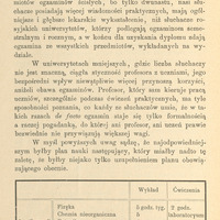 Strona 22 „Sprawy reformy studyów lekarskich” z 1896 r. zawiera tekst w języku polskim dotyczący organizacji nauczania na uniwersytecie medycznym. Autor porównuje system egzaminacyjny i poziom wykształcenia studentów w Krakowie z rosyjskimi uniwersytetami, podkreślając zalety mniejszych uniwersytetów z łatwiejszym bezpośrednim kontaktem profesorów ze studentami zwłaszcza podczas praktycznych ćwiczeń. W dolnej części strony znajduje się tabela przedstawiająca plan nauki na pierwsze półrocze, obejmująca przedmioty: fizyka, chemia nieorganiczna, botanika, zoologia i anatomia, wraz z liczbą godzin wykładów i ćwiczeń tygodniowo. Pod tabelą znajduje się przypis dotyczący godzin pracy w pracowniach chemicznej i anatomicznej.