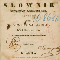 Obraz przedstawia stronę tytułową książki wydanej w 1842 roku w Krakowie. Tytuł książki, zapisany dużą drukowaną czcionką na górze i na środku strony, brzmi: „Niemiecko-Polski Słownik Wyrazów Lekarskich”. Ułożony został przez: Józefa Majera i Frederyka Skobla, doktorów i profesorów medycyny w Uniwersytecie Jagiellońskim. Wydany i wydrukowany został przez Daniela Edwarda Friedleina. Na stronie widoczne są: dwa ozdobne ornamenty, jeden wydrukowany na stronie centralnie oddzielający strefę tytułu i autorów od wydawcy i drugi, po jego lewej stronie, narysowany odręcznie piórem, jak „esy-floresy” oraz podpisy, pieczęć i, zapisany niebieską kredką, numer inwentarzowy „10 868”. Na papierze zauważalne są ślady jego starzenia się, świadczące o jego wieku: zżółknięcia i miejscami plamy.