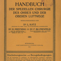 Zdjęcie przedstawia okładkę niemieckojęzycznej publikacji z 1911 roku. Tekst jest wydrukowany czarnym drukiem, bez ilustracji, ale z subtelnymi zdobieniami typograficznymi. Niektóre fragmenty tekstu są wyróżnione większą czcionką lub pogrubieniem. Centralnie umieszczony tytuł brzmi: „HANDBUCH DER SPEZIELLEN CHIRURGIE DES OHRES UND DER OBEREN LUFTWEGE”. Poniżej znajdują się nazwiska redaktorów i ich specjalizacje medyczne, wypisane w kilku linijkach, z użyciem różnych rozmiarów czcionki. Na dole znajdują się informacje wydawnicze: „Würzburg, Curt Kabitzsch (A. Stuber’s Verlag), 1911”.
