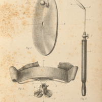 Skan przedstawia trzy monochromatyczne ilustracje przedstawiające przyrządy laryngologiczne. Tło jest beżowe, z widocznymi plamami i przebarwieniami.
Pierwsza ilustracja to reflektor czołowy - obiekt o owalnym kształcie, przypominający tarczę lub osłonę. W jego centrum znajduje się  dziura, a powyżej wypukłość. Wokół niego rozmieszczone są oznaczenia literowe wskazujące na różne części konstrukcji. Druga ilustracja jest bardziej złożona. Przedstawia opaskę czołową. Składa się z kilku połączonych ze sobą części, z wyraźnymi konturami i oznaczeniami literowymi. Kształt przypomina kombinację dźwigni i uchwytów i materiałowej opaski. Trzecia ilustracja to wziernik krtaniowy - narzędzie z długim, prostym uchwytem zakończonym zakrzywionym końcem z lusterkiem. 
